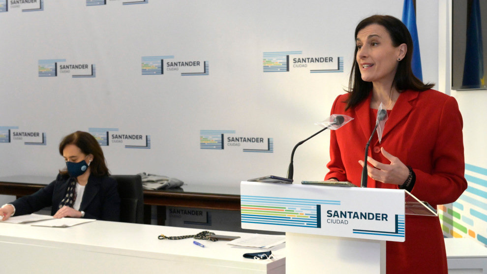 La alcaldesa de Santander, Gema Igual, y la concejala de Medio Ambiente, Margarita Rojo