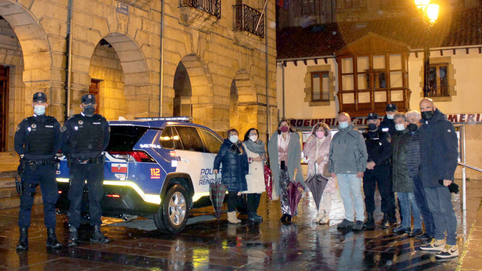La consejera de Presidencia, Paula Fernández, y el alcalde de Reinosa, José Miguel Barrio, entre otros, en la entrega del nuevo coche para la Policía Local de ese municipio