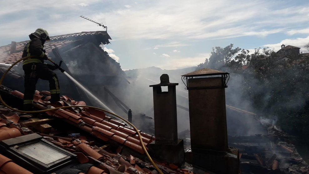Los bomberos extinguen un incendio en una casona de Sobremazas