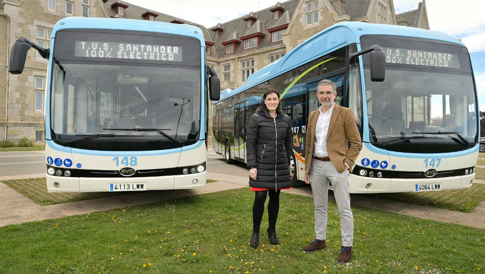 La alcaldesa y el concejal de Movilidad en la presentación de los dos autobuses eléctrcios