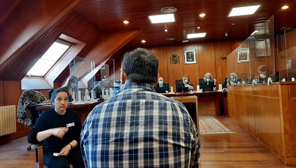 Acusado de abusar de las amigas de su hija cuando iban a verla a casa, en el juicio contra él, en la Audiencia Provincial de Cantabria
