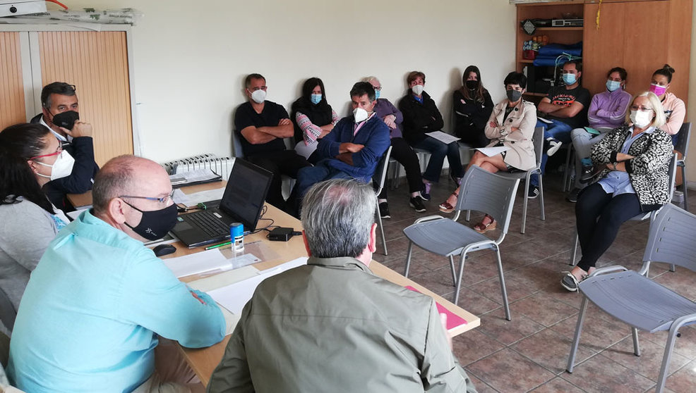 Reunión entre Iniciativas Eólicas de Cantabria y vecinos de La Costana
