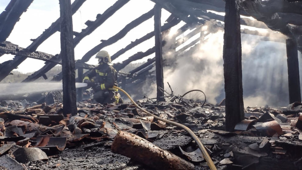 Bomberos extinguen un icendio en una vivienda de Colio