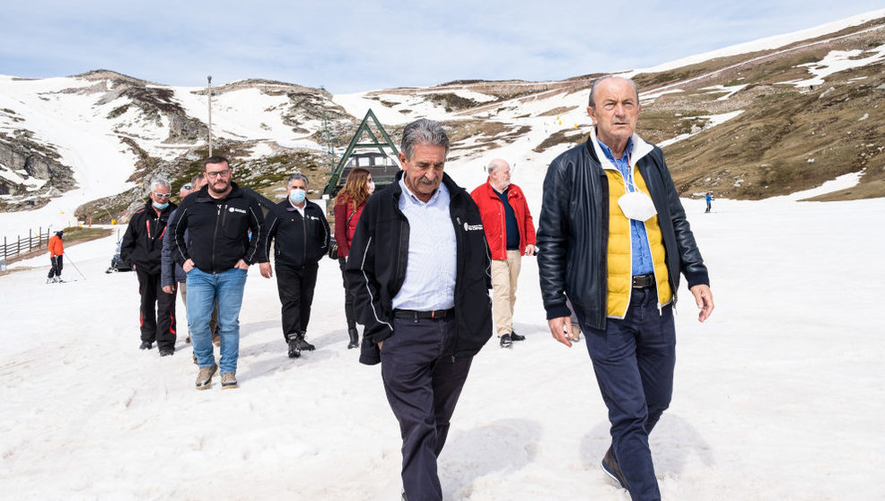 El presidente de Cantabria, Miguel Ángel Revilla, y el consejero de Turismo, Javier López Marcano, visitan la estación de esquí de Alto Campoo en el último día de temporada