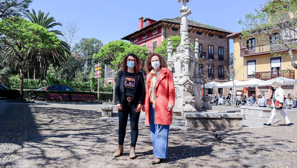 La alcaldesa de Comillas, Teresa Noceda (derecha), y la concejala de Mujer e Igualdad, Vanesa Sánchez