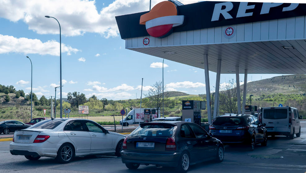 Varios coches repostan en una gasolinera, el día en que ha entrado en vigor la rebaja de 20 céntimos en el litro de la gasolina
