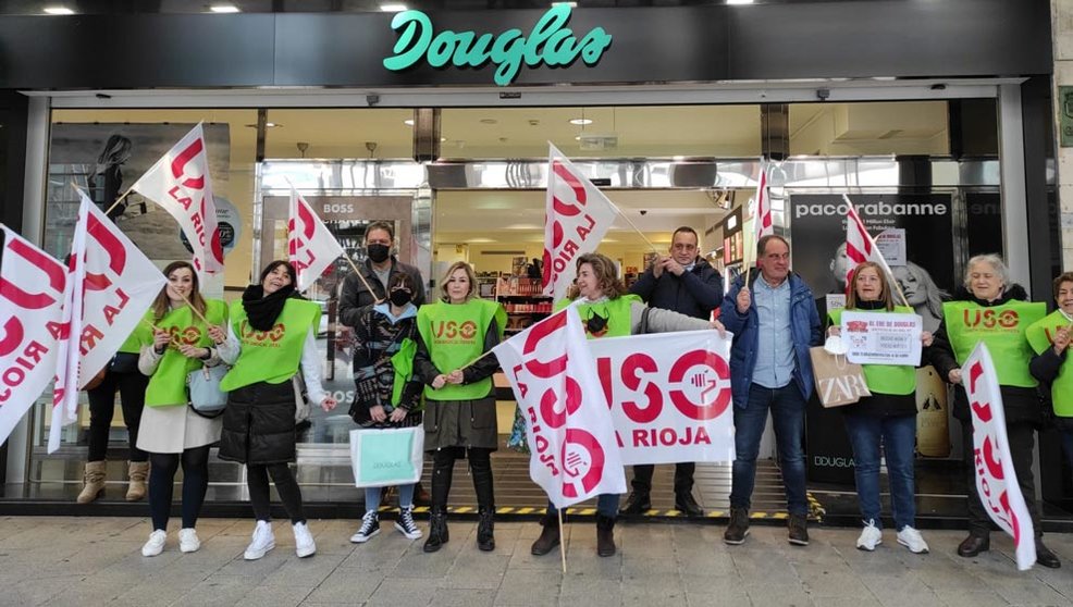 Trabajadoras de Douglas protestan por el ERE que pretende la empresa