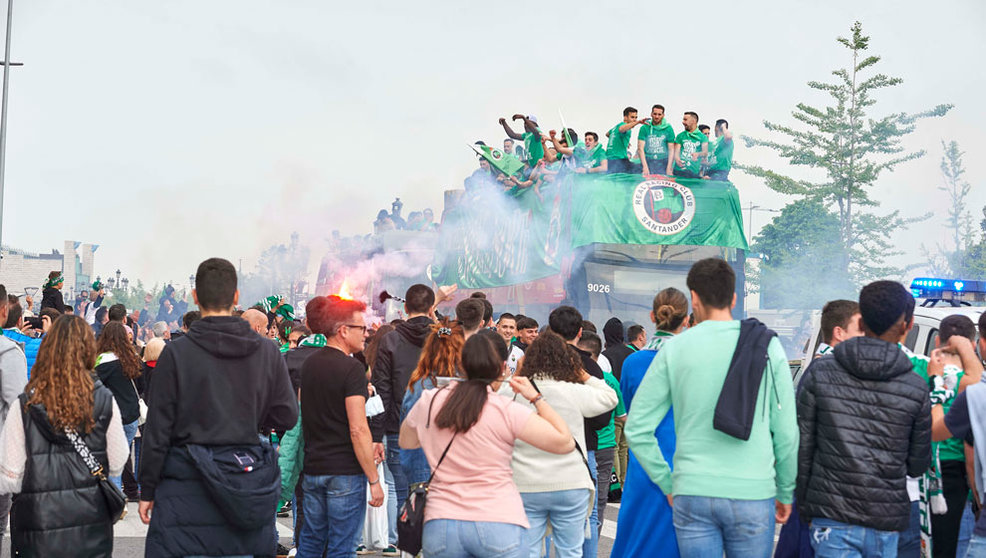 Los jugadores del Real Racing Club de Santander celebran en un autobús su ascenso a Segunda División