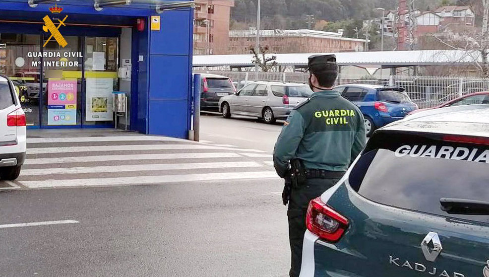 Un agente de la Guardia Civil vigilando un supermercado