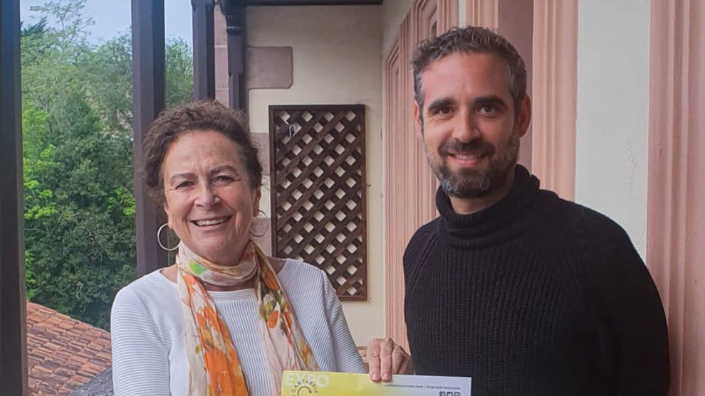 La alcaldesa de Comillas, María Teresa Noceda, y el concejal de Medio Ambiente, Ramón Gelabert, presentan el cartel de 'Cantabria Circular'