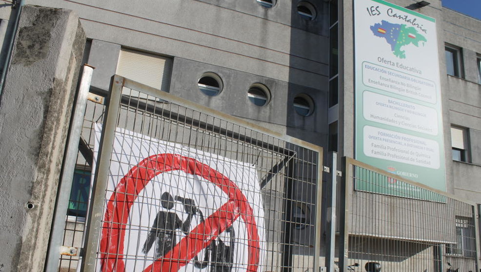 Pancarta colgada en el IES Cantabria en contra de la gasolinera | Foto: edc