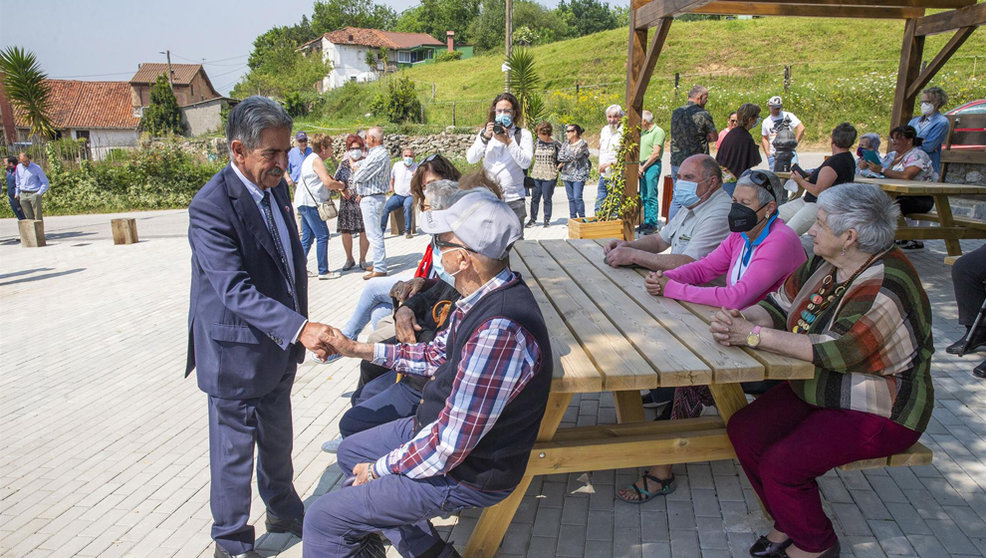 El presidente de Cantabria, Miguel Ángel Revilla, y el consejero de Obras Públicas, José Luis Gochicoa, inauguran el nuevo espacio de ocio que se ha ejecutado en San Felices de Buelna 