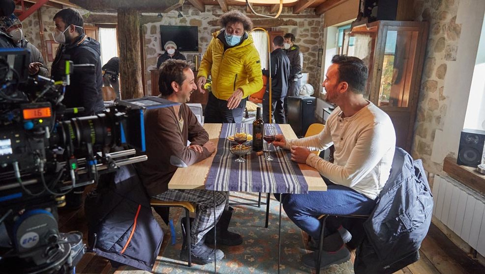 El director de 'En otro lugar', Jesús del Cerro, da indicaciones a los actores durante el rodaje de la película en Cantabria