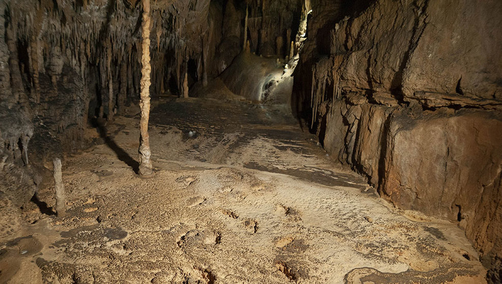 Huellas de pisadas humanas -del hombre del Paleolítico- descubiertas en una galería de la cueva cántabra de La Garma