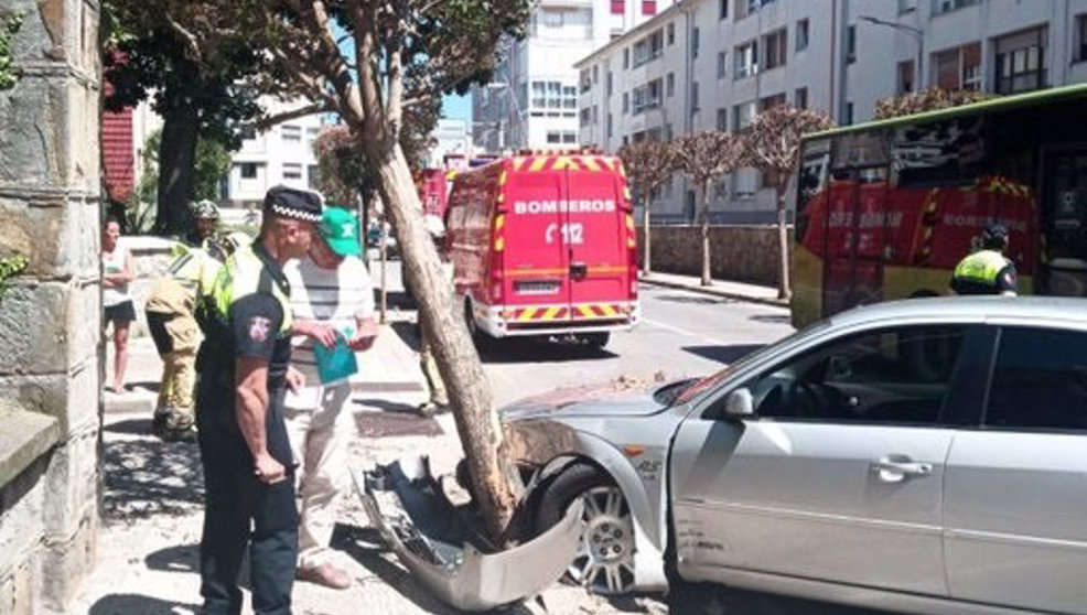 Conductor choca con un árbol en Castro