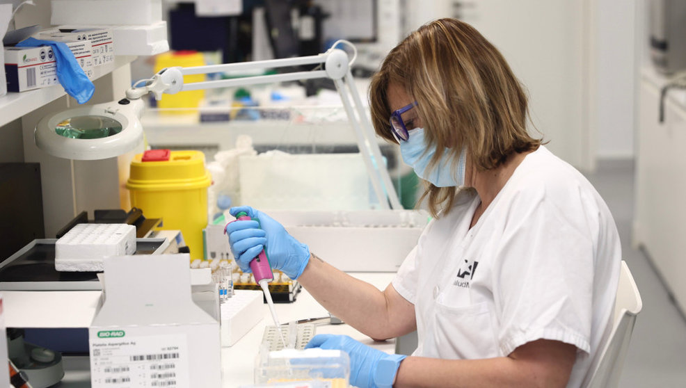 Una técnico de laboratorio trabaja con pruebas PCR
