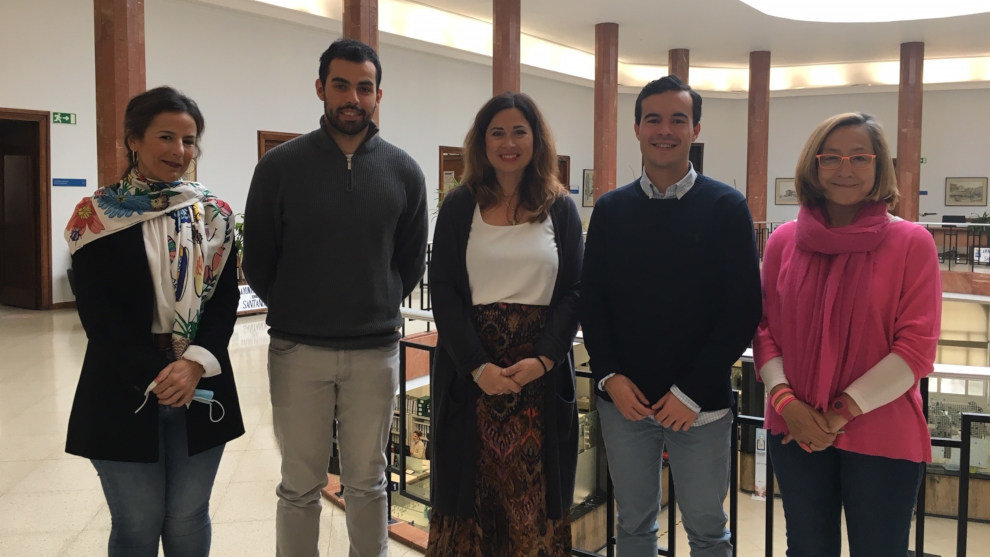 La concejala de Turismo de Santander, Miriam Díaz, con organizadores del Consejo Estatal de Estudiantes de Medicina (CEEM)
