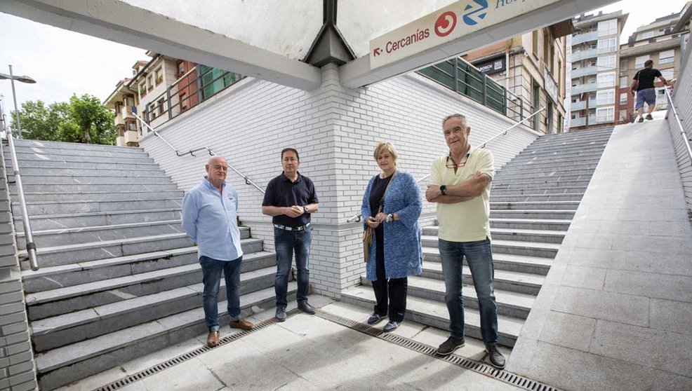 La alcaldesa de Camargo, Esther Bolado, y concejales del equipo de Gobierno visitan la renovación del paso peatonal subterráneo que conecta la calle El Norte y la Avenida de Cantabria