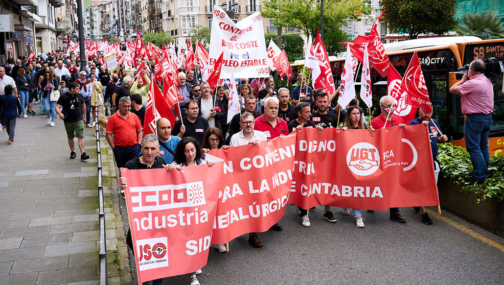 Un grupo de personas sostienen banderines en una manifestación convocada por el primer día de huelga en el sector siderometalúrgico