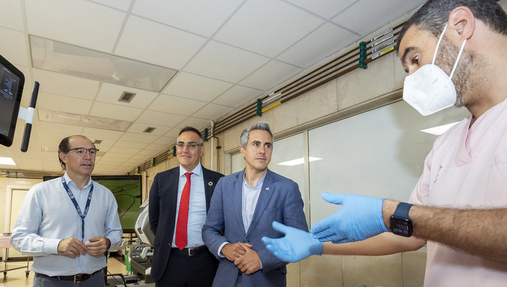 El vicepresidente cánabro, Pablo Zuloaga, y el consejero de Sanidad, Raúl Pesquera, durante su visita al Hospital Virtual Valdecilla