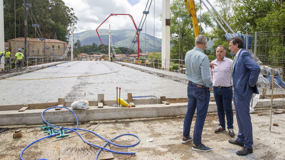El consejero de Obras públicas, Ordenación del Territorio y Urbanismo, José Luis Gochcoa, asiste al inicio del hormigonado del tablero del nuevo puente Virgen de la Peña, en Cabezón de la Sal