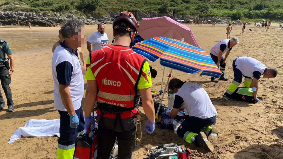Efectivos de emergencia intentar salvar la vida a un hombre de Bilbao, que falleció ahogado en la playa de Liendo