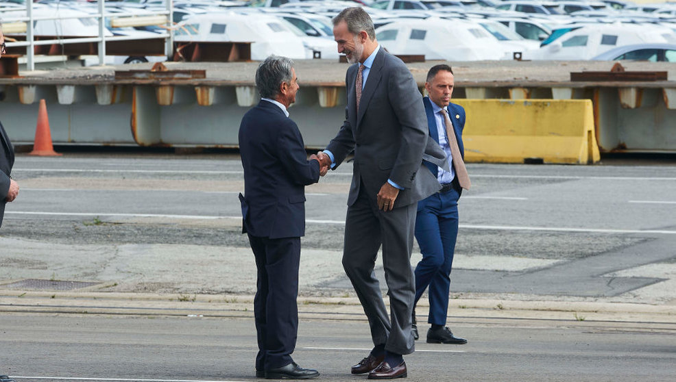 El presidente de Cantabria, Miguel Ángel Revilla (i) y el Rey Felipe VI (d), se saludan a su llegada al Puerto de Santander
