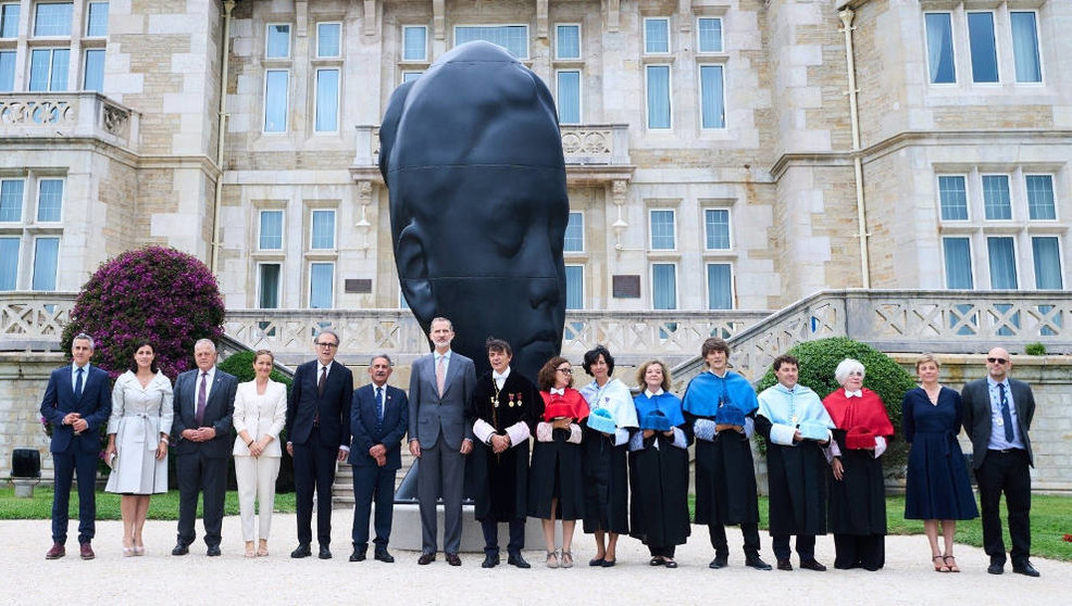 El Rey Felipe VI y las autoridades posan junto a la estatua Carlota de Jaume Plensa en el Palacio de La Magdalena, tras inaugurar la 90 edición de los Cursos de la UIMP