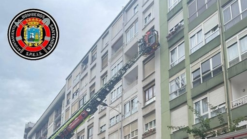 Bomberos de Santander retiran cascotes con riesgo de caída de una fachada de la calle Alta