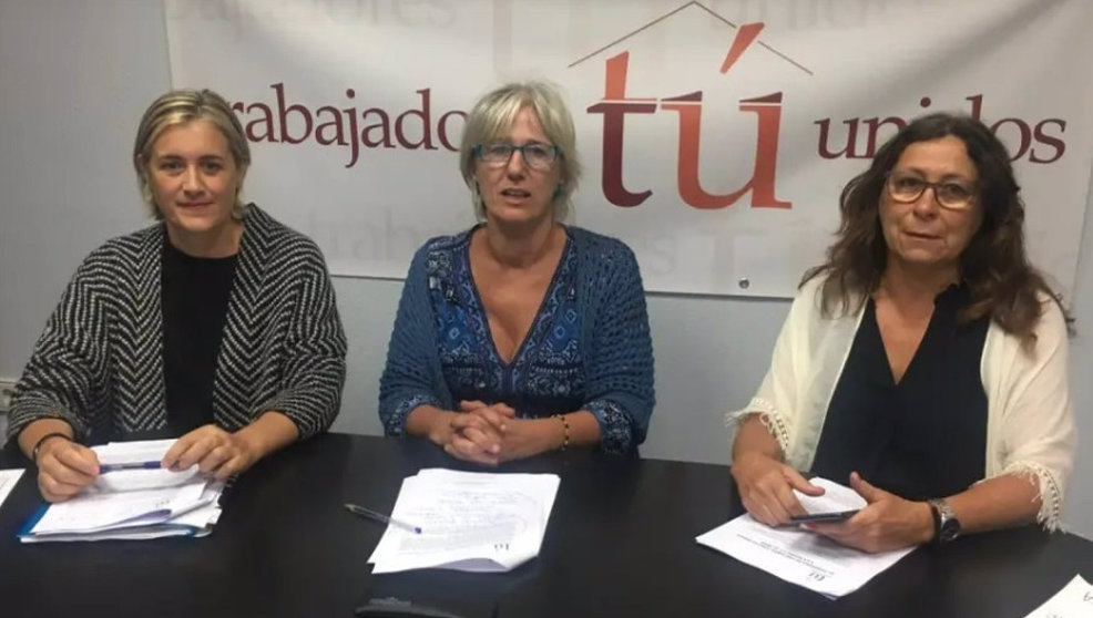 De izda a derecha: Aringa Rojo, la agente forestal afectada, junto a Isabel Rodríguez y Cruz Fuentes, del sindicato TÚ