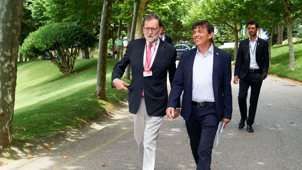 El expresidente del Gobierno Mariano Rajoy (i) y el rector de la Universidad Internacional Menéndez Pelayo (UIMP), Carlos Andradas (d), a su llegada a un encuentro de la UIMP, en el Palacio de la Magdalena de Santander