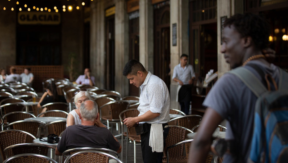 Un camarero atiende a una mesa | Foto: Archivo