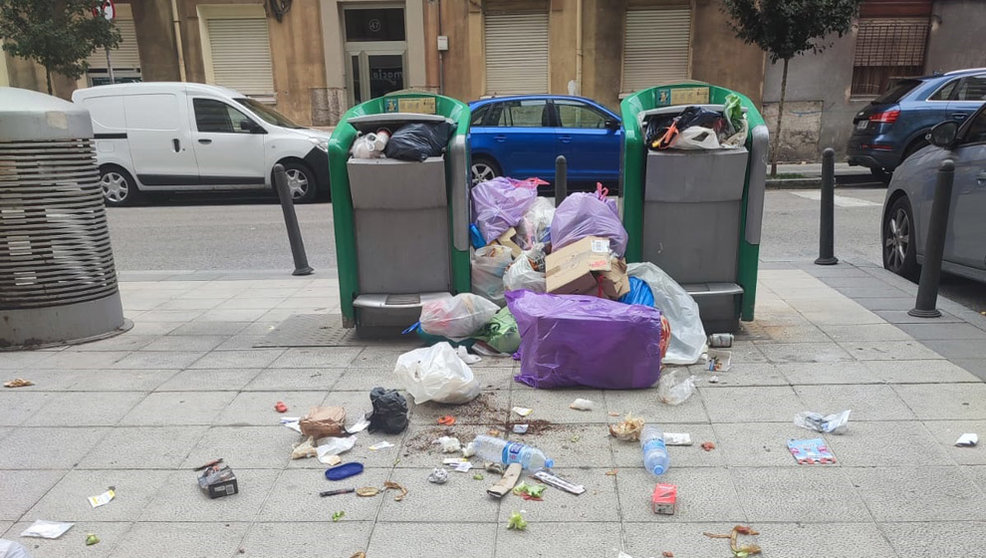 Imagen de la suciedad acumulada cerca de unos contenedores en la calle Alta de Santander