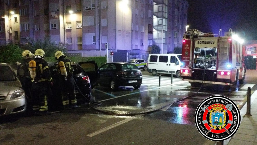 Incendio de uno de los coches | Foto: Twitter Bomberos de Santander