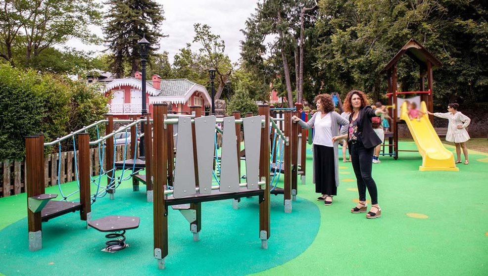 La alcaldesa, María Teresa Noceda, visita el parque infantil de Sobrellano junto a la concejal, Vanesa Sánchez