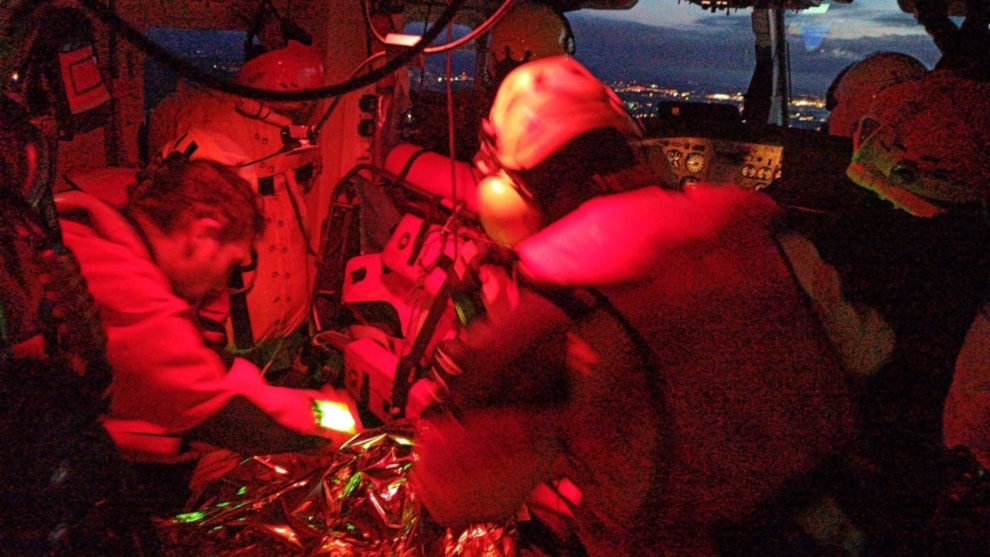 El equipo del helicóptero medicalizado del Gobierno de Cantabria atiende a la mujer evacuada del Monte Buciero