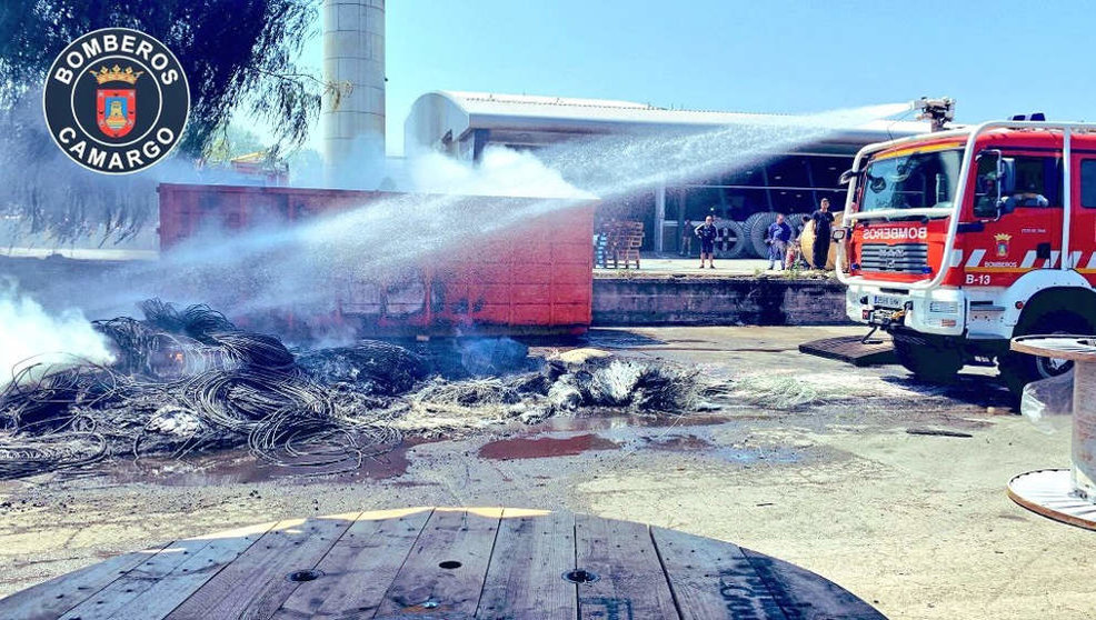 Bomberos de Camargo extinguen un incendio de material de residuo en una empresa de Muriedas