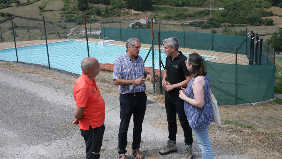 El vicepresidente y consejero de Universidades, Igualdad, Cultura y Deporte, Pablo Zuloaga, visita la piscina del albergue juvenil Picos de Europa