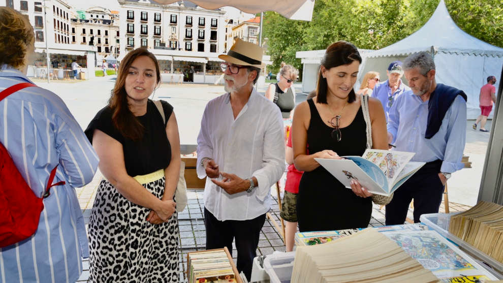 La alcaldesa de Santander en la Feria del Libro Viejo