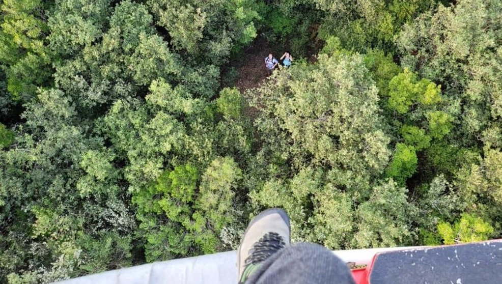 Los senderistas siendo rescatados por el helicópero. | Foto: Twitter 112 Cantabria