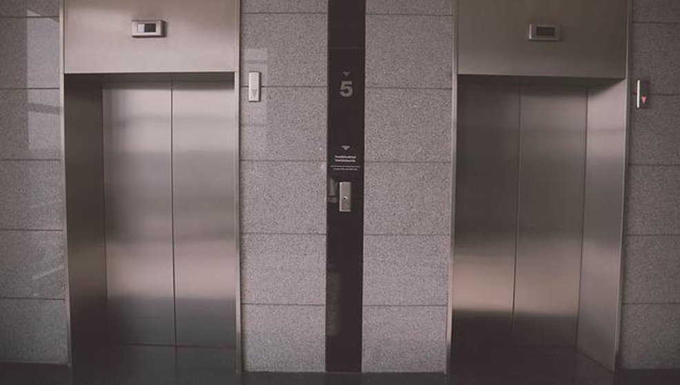 La queja de la queja: un vecino se harta de tanto cartel en el ascensor y se vuelve viral