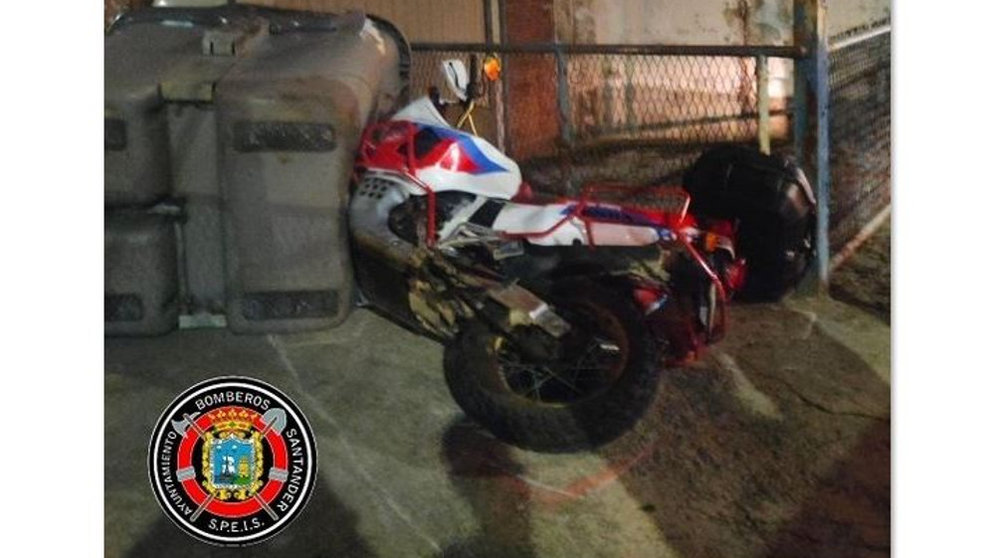 Moto implicada en el accidente. | Foto: Twitter Bomberos de Santander
