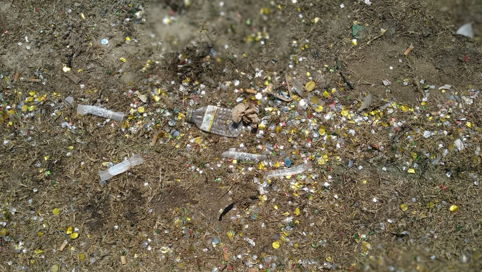  Restos de confeti en la playa de La Magdalena 