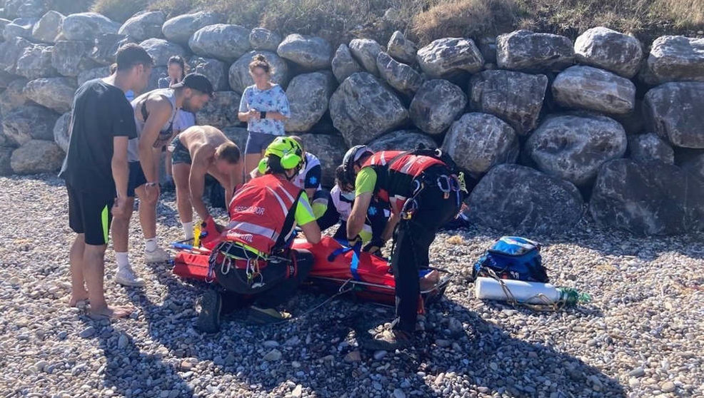 Rescate en la playa de Las Arenas, en Pechón