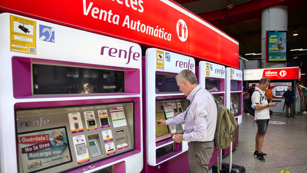 Una persona en una de las máquinas de venta de billetes en la estación Madrid-Atocha Cercanías