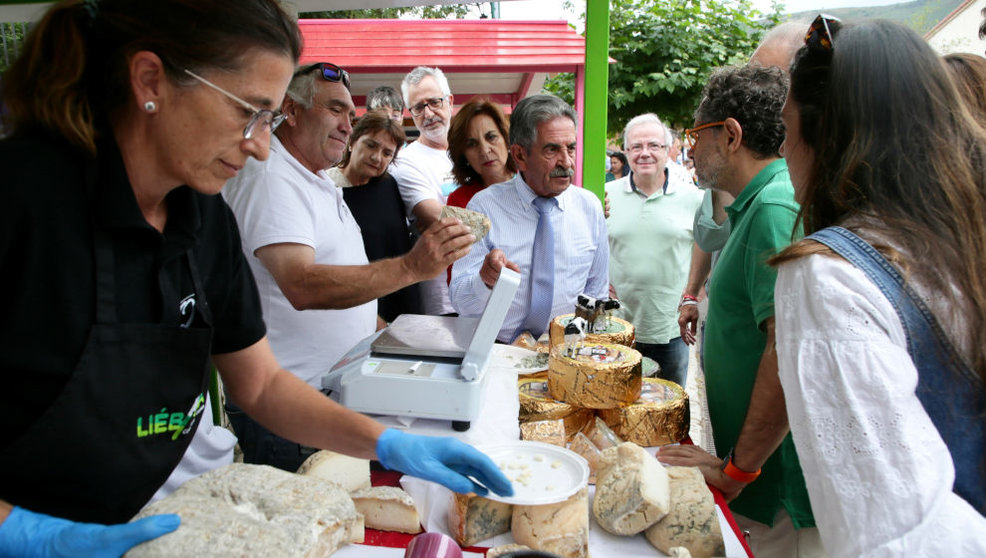 El presidente, Miguel Ángel Revilla, visita la Feria Internacional del Queso Artesano de Pesquera