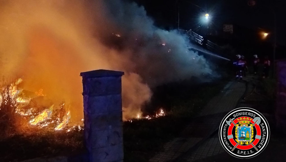 Incendio de vegetación junto a la estación de tren de Campogiro