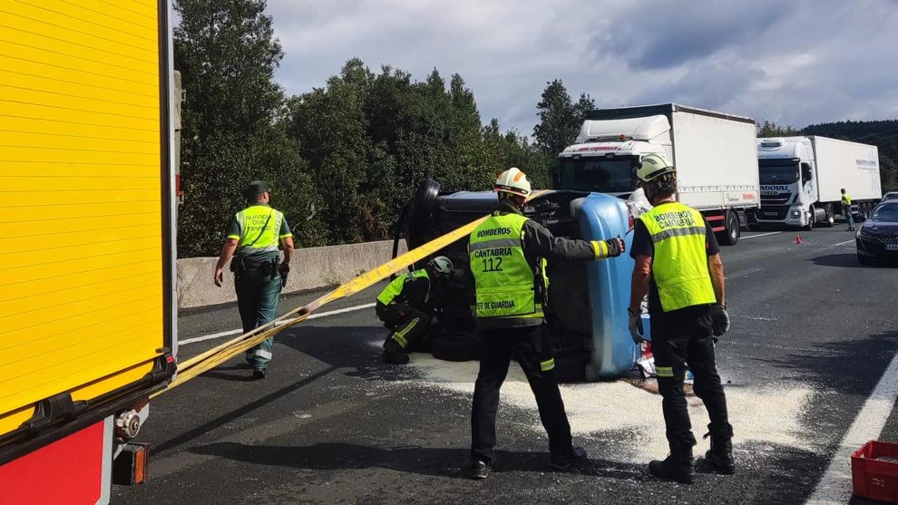 Accidente por colisión de dos vehículos en la Autovía del Cantábrico a su paso por Ribamontán al Monte