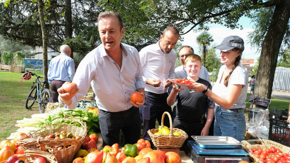 Los consejeros de Desarrollo Rural, Ganadería, Pesca, Alimentación y Medio Ambiente, Guillermo Blanco, asiste al II Festival del Tomate de Cantabria