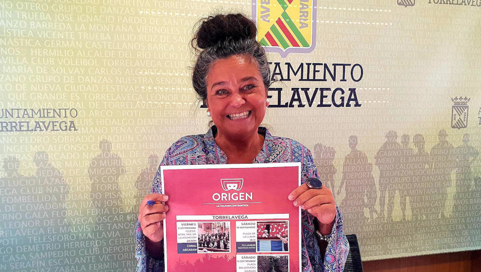 La concejala Esther Vélez con el cartel de 'La Cultura Contraataca'